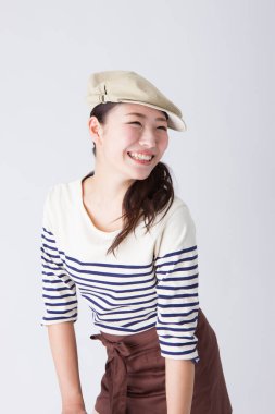 Beyaz arka planda güzel bir Japon kadının portresi.