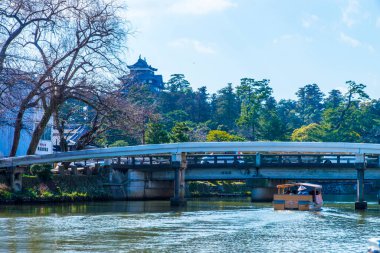 Bahçedeki güzel Japon tapınağı mavi suyla çevrili.