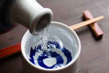 Sake, Japon geleneksel pirinç şarabı.