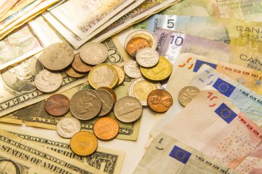 yığınla para banknotları ve madeni paralar