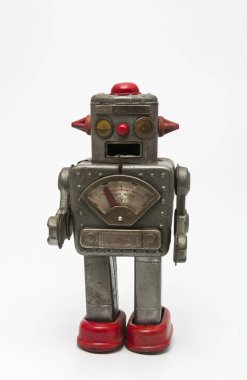 Beyaz arkaplanda robot oyuncağın yakın plan görüntüsü        