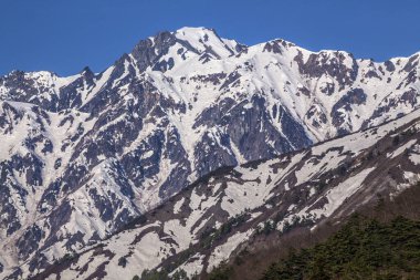 Kışın karla kaplı dağlar