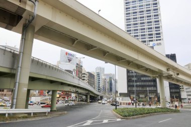 Yayılan Japon kentsel manzarasının çatılarına ve sokaklarına ışık saçıldı..
