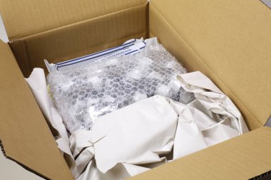 Paketleme malzemeleriyle karton kutu, yakın görünüm               