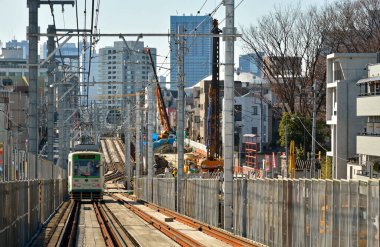Tokyo şehri peyzajı ile Japonya 'da tren