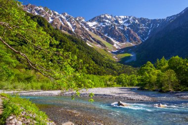Dağlardaki parlak nehirler
