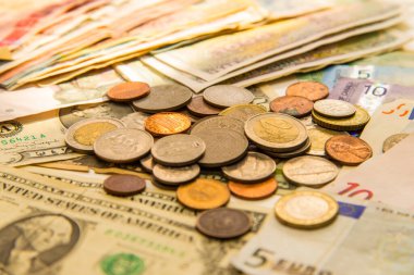 yığınla para banknotları ve madeni paralar