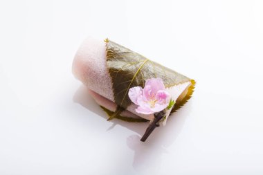 Masadaki taze sakuramochi 'yi kapat.