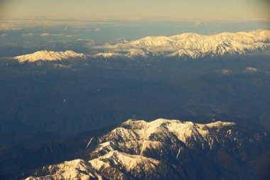 Dağlardaki uçak penceresinden manzara 