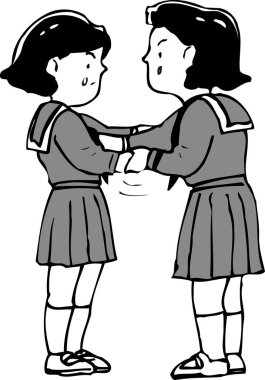 Dışarıda gülümserken el ele tutuşan iki kız öğrenci.