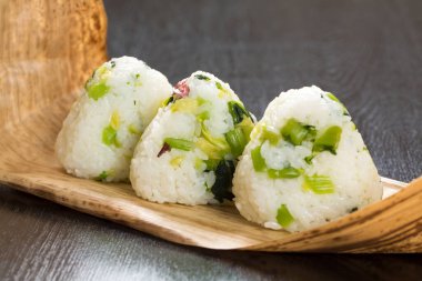 Tahta tabakta onigiri sushi