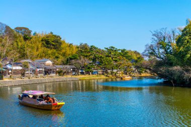 Kanalda teknesi olan Japon kasabası