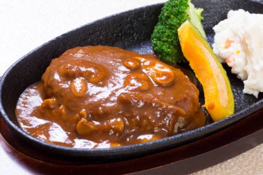 Et ve sebzeli bir tabak yemek.