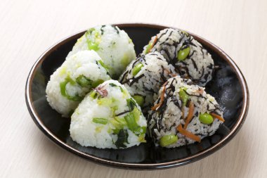 Onigiri sushi, geleneksel Japon yemeği.