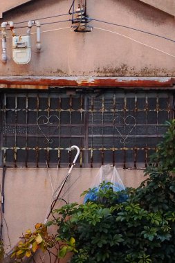 Binanın camlarında paslı metal parmaklıklar