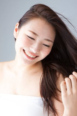 Doğal makyajlı güzel Asyalı kadın.