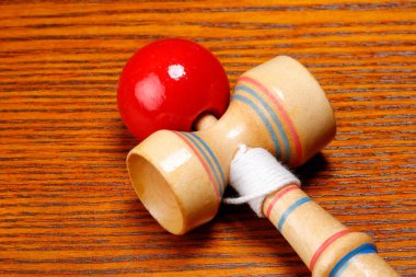 Renkli ahşap kendama ile oynamak