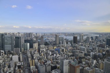 Gündüz vakti modern Japon şehrinin havadan görünüşü