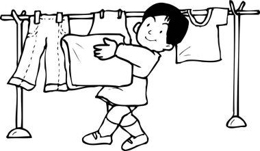 Gülümseyen çocuk çamaşırları çamaşır ipine asıyor.