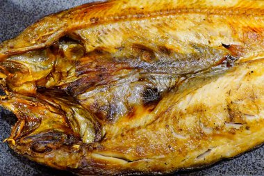 Tuz, yağ ve baharatlı lezzetli kızarmış balıkların yakın plan görüntüsü     