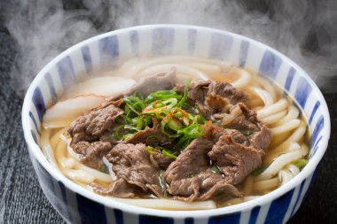 Gurme Asya yemeğinin yakın plan görüntüsü, kasede et olan erişte.    