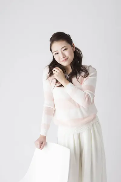 Ritratto Bella Giovane Donna Giapponese Abiti Eleganti Sfondo Bianco — Foto Stock