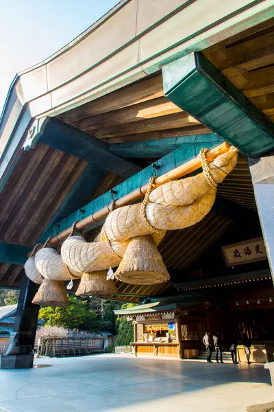 日本の伝統的な寺院と緑樹 — ストック写真