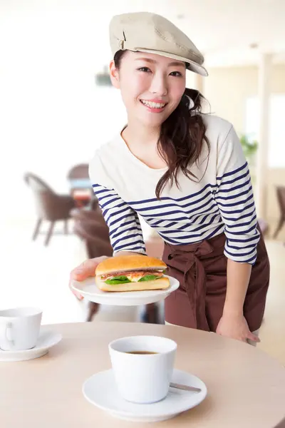 在自助餐厅里穿着时髦衣服的漂亮年轻日本女服务员的肖像 — 图库照片