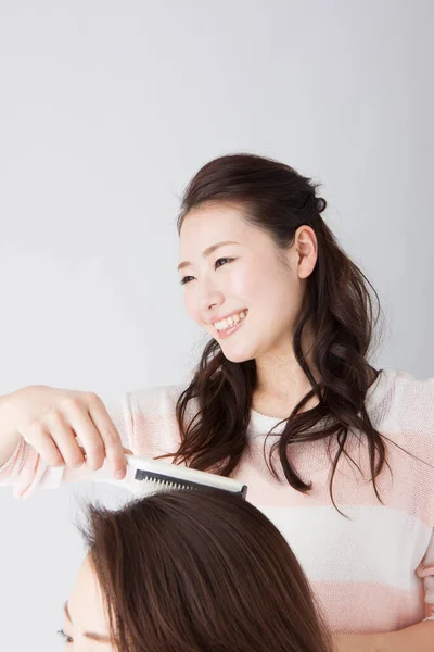 Portret Van Mooie Jonge Japanse Vrouwelijke Kapper Witte Achtergrond — Stockfoto