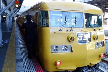 Japon rotasındaki modern tren manzarası 