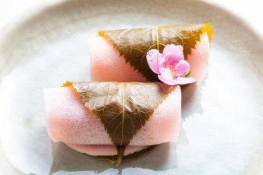 Masadaki taze sakuramochi 'yi kapat.