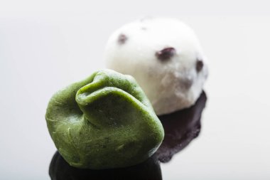 Kusamochi ve Mame Daifuku. Daifukumochi ya da daifuku, wagashi, bir çeşit Japon şekerlemesi, tatlı dolguyla doldurulmuş küçük yuvarlak bir mochi, çoğunlukla anko, azuki fasulyesinden yapılan tatlandırılmış kırmızı fasulye ezmesi.. 