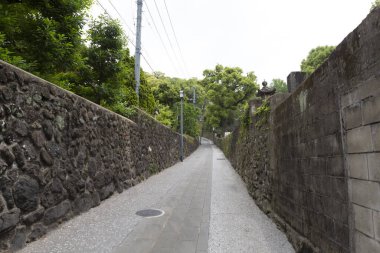 Japon şehrindeki eski caddenin manzarası