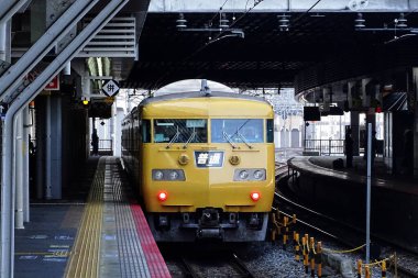Japon rotasındaki modern tren manzarası 