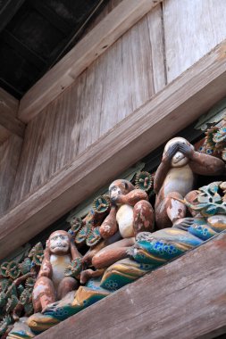 Japon tapınağındaki geleneksel antik dekorun yakın plan çekimi.