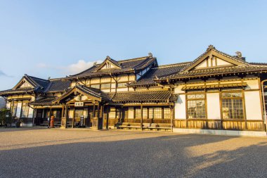 Geleneksel Japon tapınağı ve yeşil ağaçlar, Japonya.