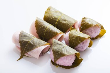 Masadaki taze sakuramochi 'yi kapat.