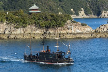 Tomonoura, turistlerin Seto İç Denizi manzarasının keyfini çıkarabilecekleri bir yer.