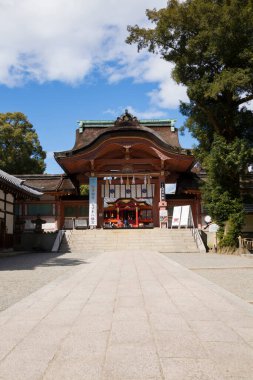 Yaz günü geleneksel Japon mimarisi
