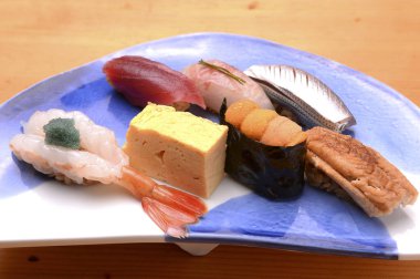 Çeşitli Asya yemekleri. Tabakta suşi 