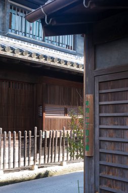 Şehirdeki ahşap ev.