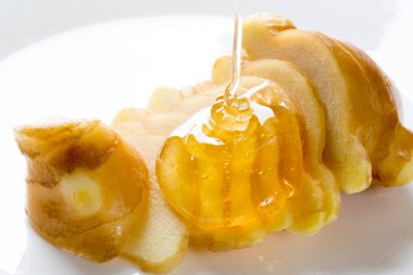 kaşık dolusu dilimlenmiş zencefil. 