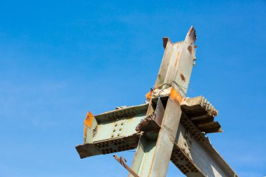 Temiz mavi gökyüzü arkaplanına karşı paslı metal yapı