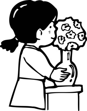 Çiçekleri cam vazonun içine yerleştiren genç kız.