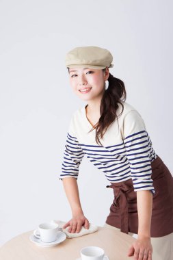 Beyaz arka planda şık giyinmiş güzel Japon kadın portresi.