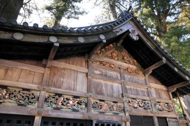 Japon tapınağındaki geleneksel antik dekorun yakın plan çekimi.