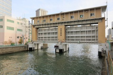 Çağdaş mimariyle süslenmiş bir Asya şehrinin güneşli manzarası..