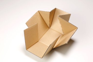 Beyaz arkaplanda izole edilmiş boş karton kutu