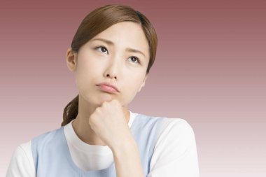 Değişken arkaplan üzerinde kafa yoran kadın