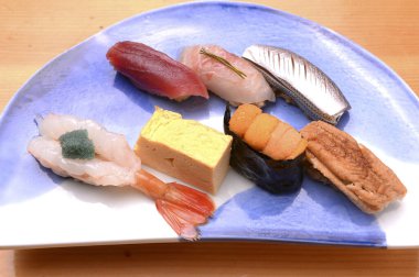 Çeşitli Asya yemekleri. Tabakta suşi 